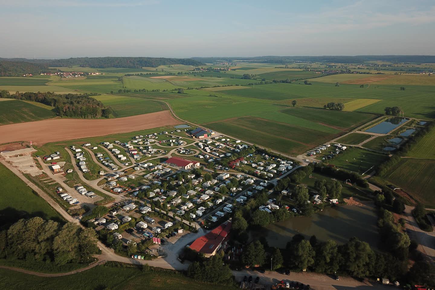 Mohrencamp - Blick auf das Gelände vom Campingplatz aus der Vogelperspektive