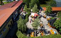 Mohrencamp - Restaurant und Biergarten mit Blick auf Wasser auf dem Campingplatz