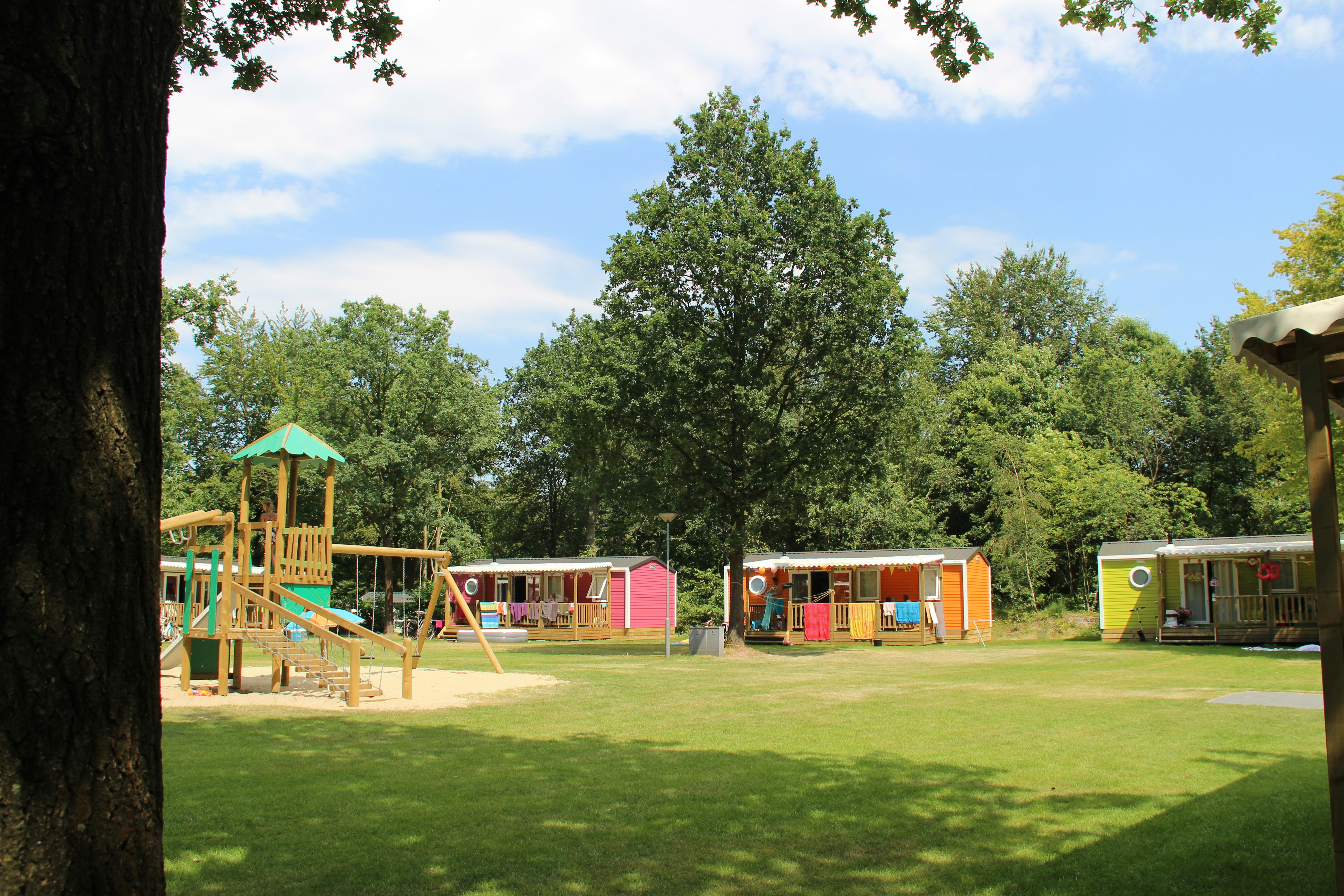Molecaten Park Bosbad Hoeven  -  Spielplatz und Mobilheime vom Campingplatz im Grünen