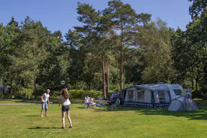 Molecaten Park De Koerberg - Gäste spielen Badminton auf der Standplatzwiese