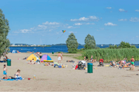 Molecaten Park Flevostrand  -  Camper am Strand  vom Campingplatz am See