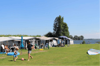 Molecaten Park Flevostrand  -  Camper auf dem Stellplatz vom Campingplatz mit direktem Zugang zum See