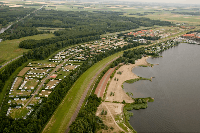 Molecaten Park Flevostrand  -  Luftaufnahme vom Campingplatz am Veluwemeer