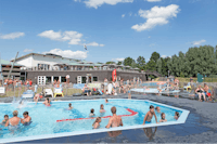 Molecaten Park Flevostrand  - Camper im Pool vom Campingplatz