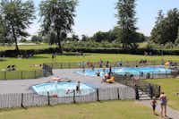 Molecaten Park Flevostrand  - Liegewise am Pool vom Campingplatz