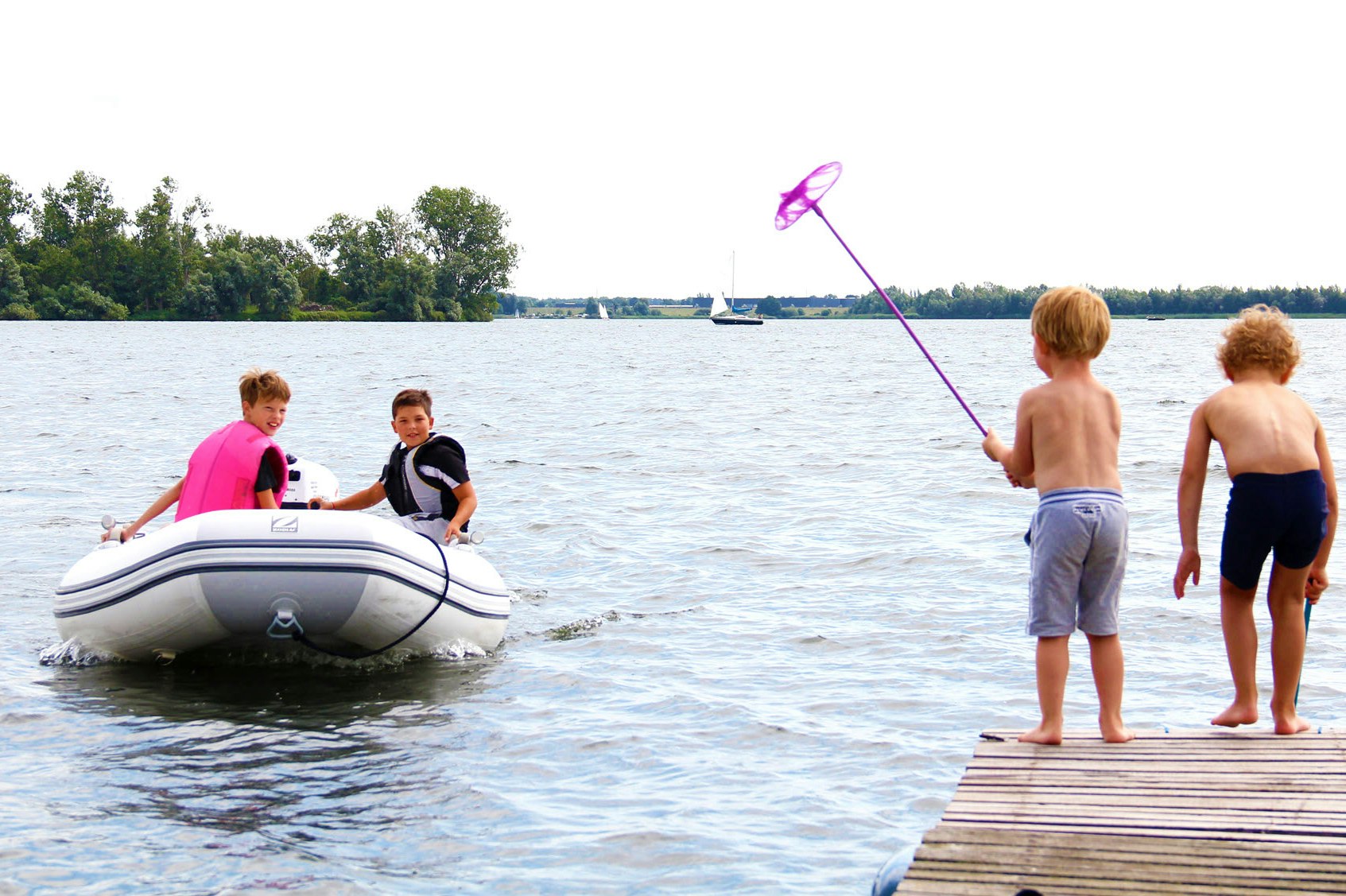 Molecaten Park Flevostrand - Kinder am Steg des Campingplatzes
