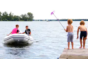 Molecaten Park Flevostrand - Kinder am Steg des Campingplatzes
