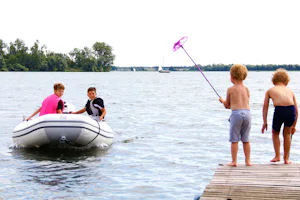 Molecaten Park Flevostrand - Kinder am Steg des Campingplatzes