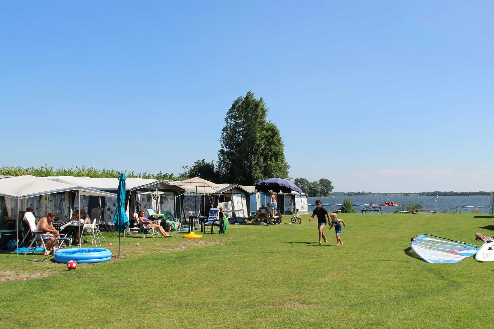 Molecaten Park Flevostrand - Standplatzwiese auf dem Campingplatz