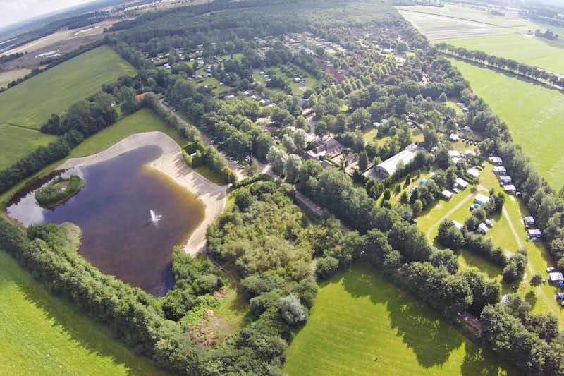 Molecaten Park Het Landschap  -  Campingplatz mit See aus der Vogelperspektive