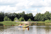 Molecaten Park Het Landschap  - Camper im Schlauchboot auf dem See am Campingplatz