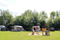 Molecaten Park Het Landschap  - kleiner Spielplatz auf dem Wohnwagen- und Zeltstellplatz vom Campingplatz im Grünen
