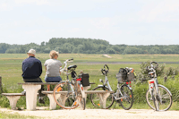 Molecaten Park Hoogduin  -  Camper mit Fahrrädern an einer Picknickbank in der Nähe vom Campingplatz