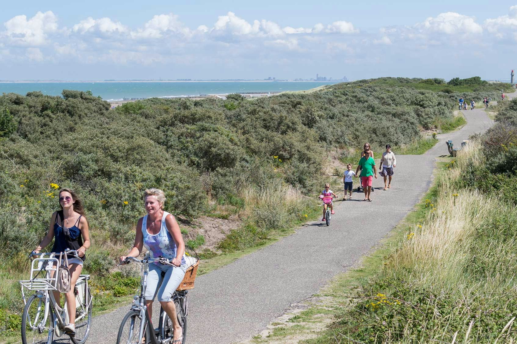 Molecaten Park Hoogduin - Camper fahren Fahrrad und spazieren in der Umgebung des Campingplatzes