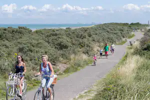 Molecaten Park Hoogduin - Camper fahren Fahrrad und spazieren in der Umgebung des Campingplatzes