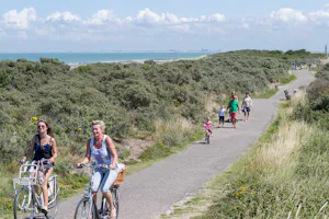 Molecaten Park Hoogduin - Camper fahren Fahrrad und spazieren in der Umgebung des Campingplatzes