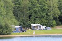 Molecaten Park Kuierpad  -  Camper auf dem Wohnwagen- und Zeltstellplatz vom Campingplatz am Ufer vom See