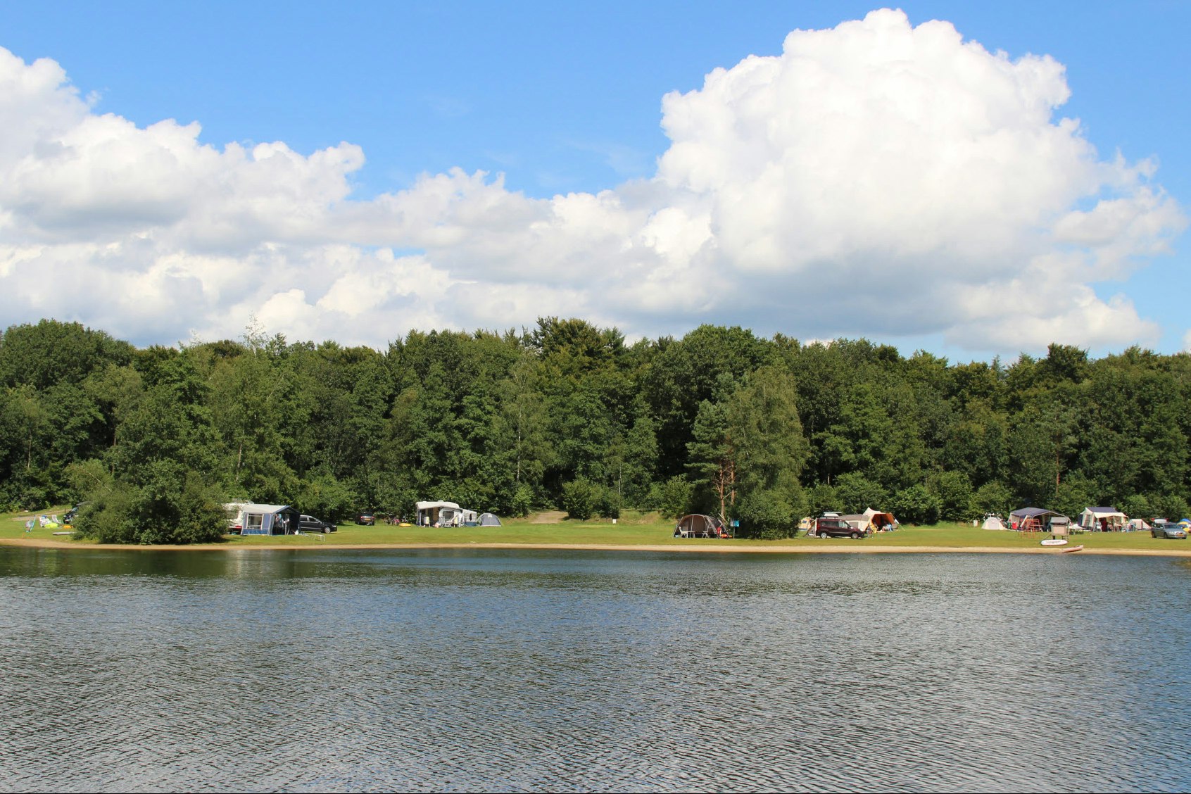 Molecaten Park Kuierpad  - Stellplatz vom Campingplatz auf grüner Wiese am See