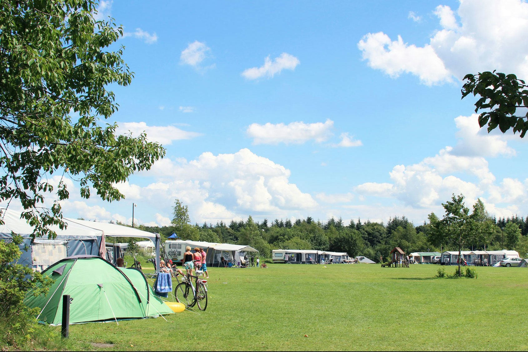 Molecaten Park Kuierpad  - Zelte, Wohnwagen und Wohnmobile auf dem Stellplatz vom Campingplatz im Grünen