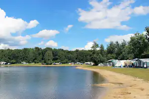 Molecaten Park Kuierpad - Badesee auf dem Campingplatz