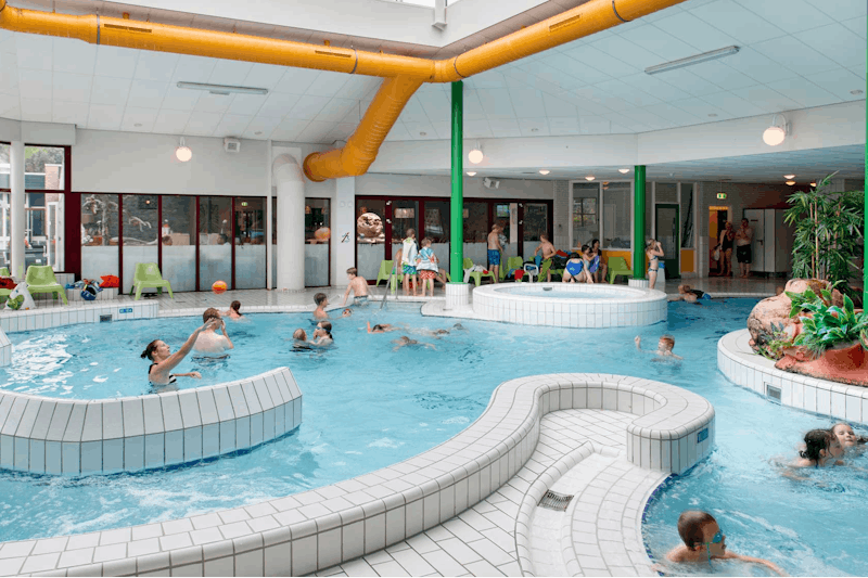 Molecaten Park Landgoed Ginkelduin  -  Camper im Indoor Pool vom Campingplatz