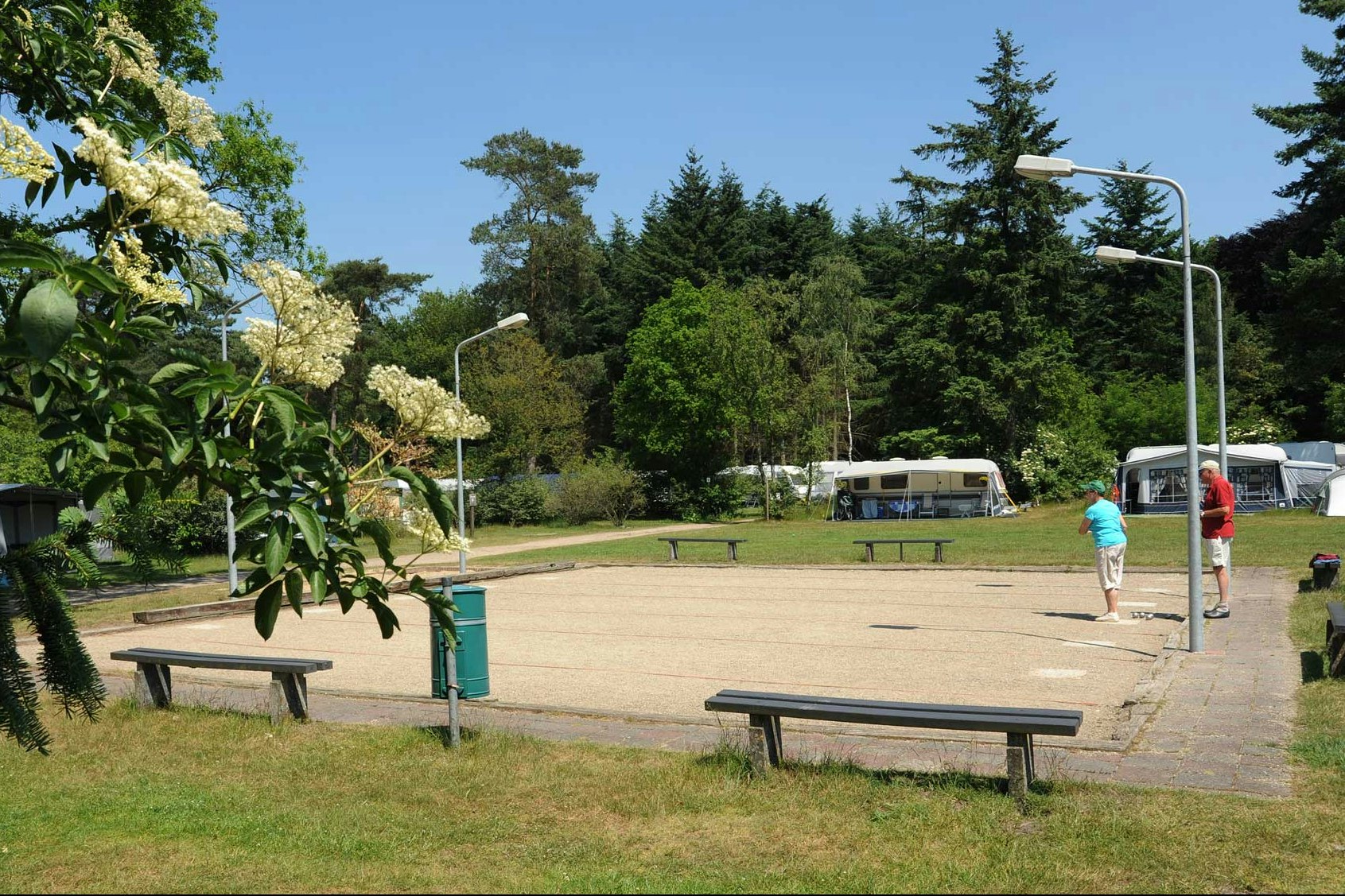 Molecaten Park Landgoed Ginkelduin  - Boule spielende Camper auf dem Campingplatz