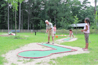 Molecaten Park Landgoed Ginkelduin  - Minigolf spielende Camper auf dem Campingplatz