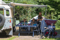 Molecaten Park Landgoed Molecaten  -  Camper am Wohnmobil auf dem Stellplatz vom Campingplatz