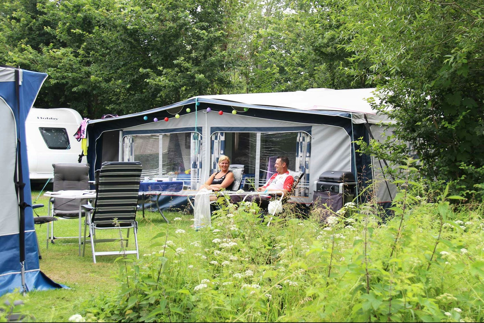 Molecaten Park Rondeweibos  -  Camper am Wohnwagen auf dem Campingplatz im Grünen