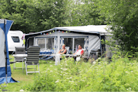 Molecaten Park Rondeweibos  -  Camper am Wohnwagen auf dem Campingplatz im Grünen