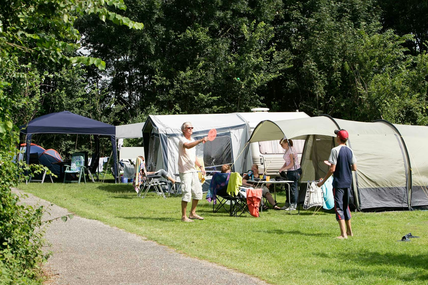 Molecaten Park Rondeweibos  -  Camper auf dem Stellplatz vom Campingplatz auf grüner Wiese