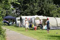 Molecaten Park Rondeweibos  -  Camper auf dem Stellplatz vom Campingplatz auf grüner Wiese