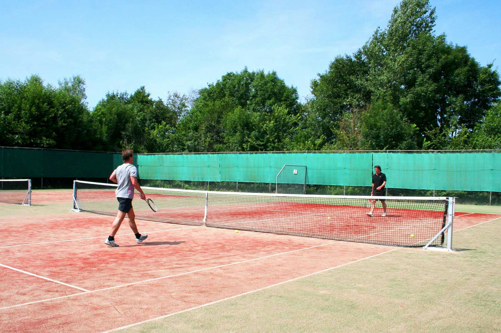 Molecaten Park Rondeweibos  -  Camper auf dem Tennisplatz vom Campingplatz