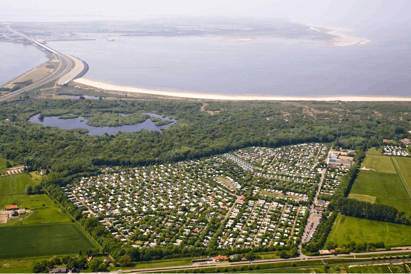 Molecaten Park Rondeweibos  -  Campingplatz an der Nordsee aus der Vogelperspektive
