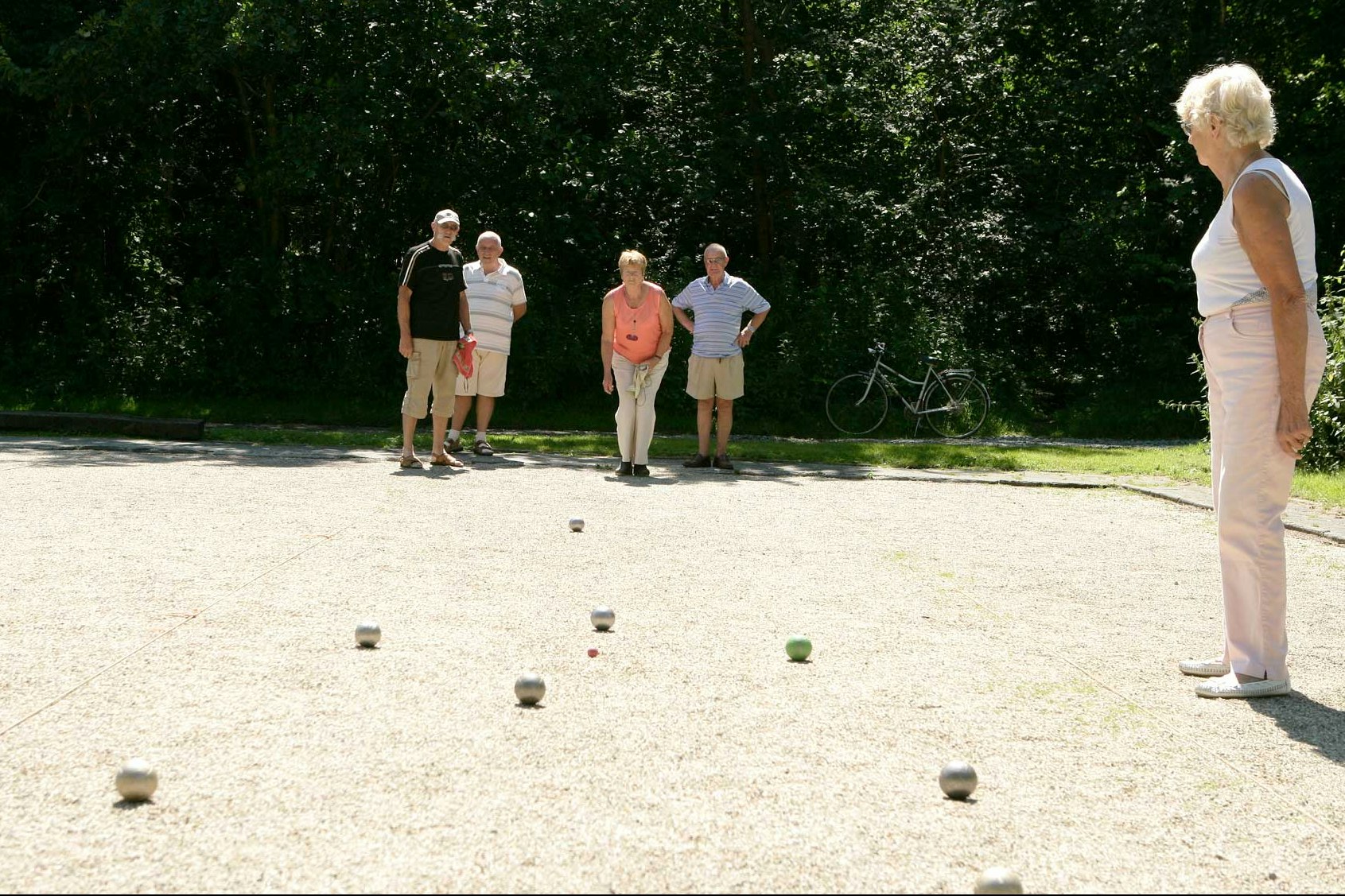 Molecaten Park Rondeweibos  - Boule spielende auf dem Campingplatz