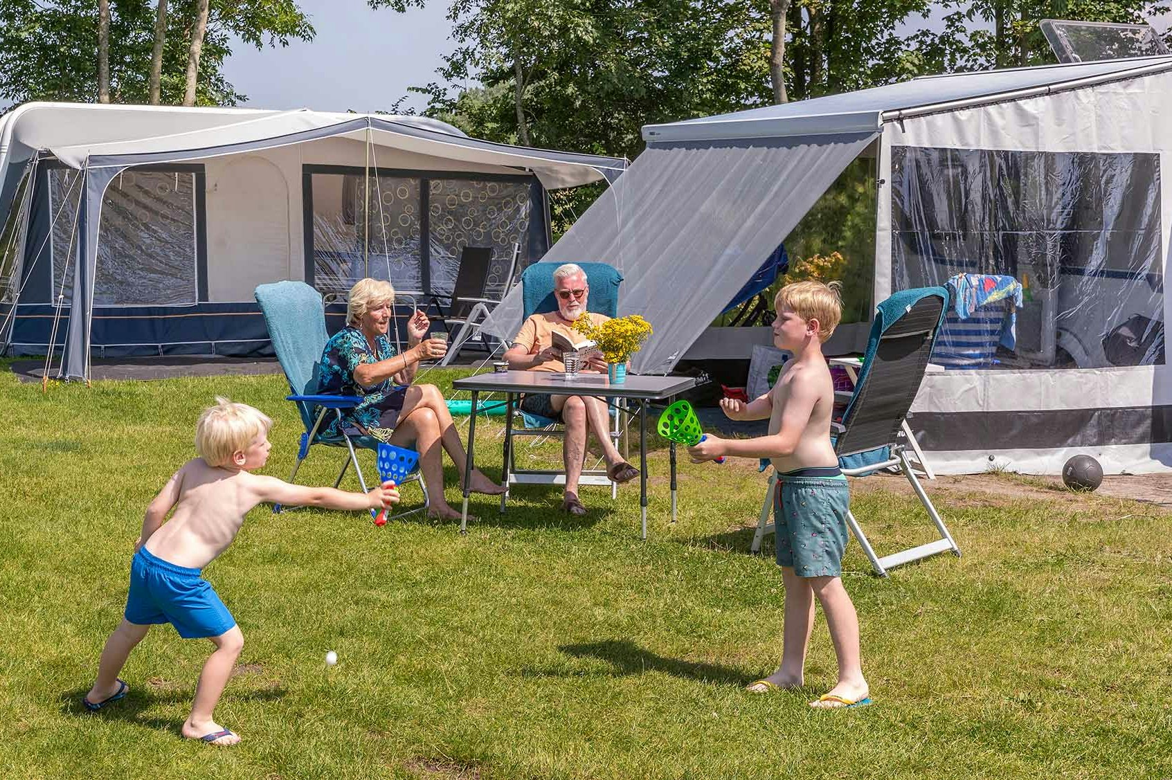 Molecaten Park Rondeweibos - Familie auf der Standplatzwiese