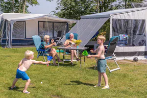 Molecaten Park Rondeweibos - Familie auf der Standplatzwiese