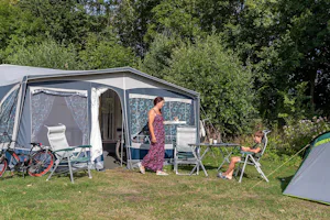 Molecaten Park Rondeweibos - Mutter mit Kind vor ihrem Wohnwagen auf einem Standplatz