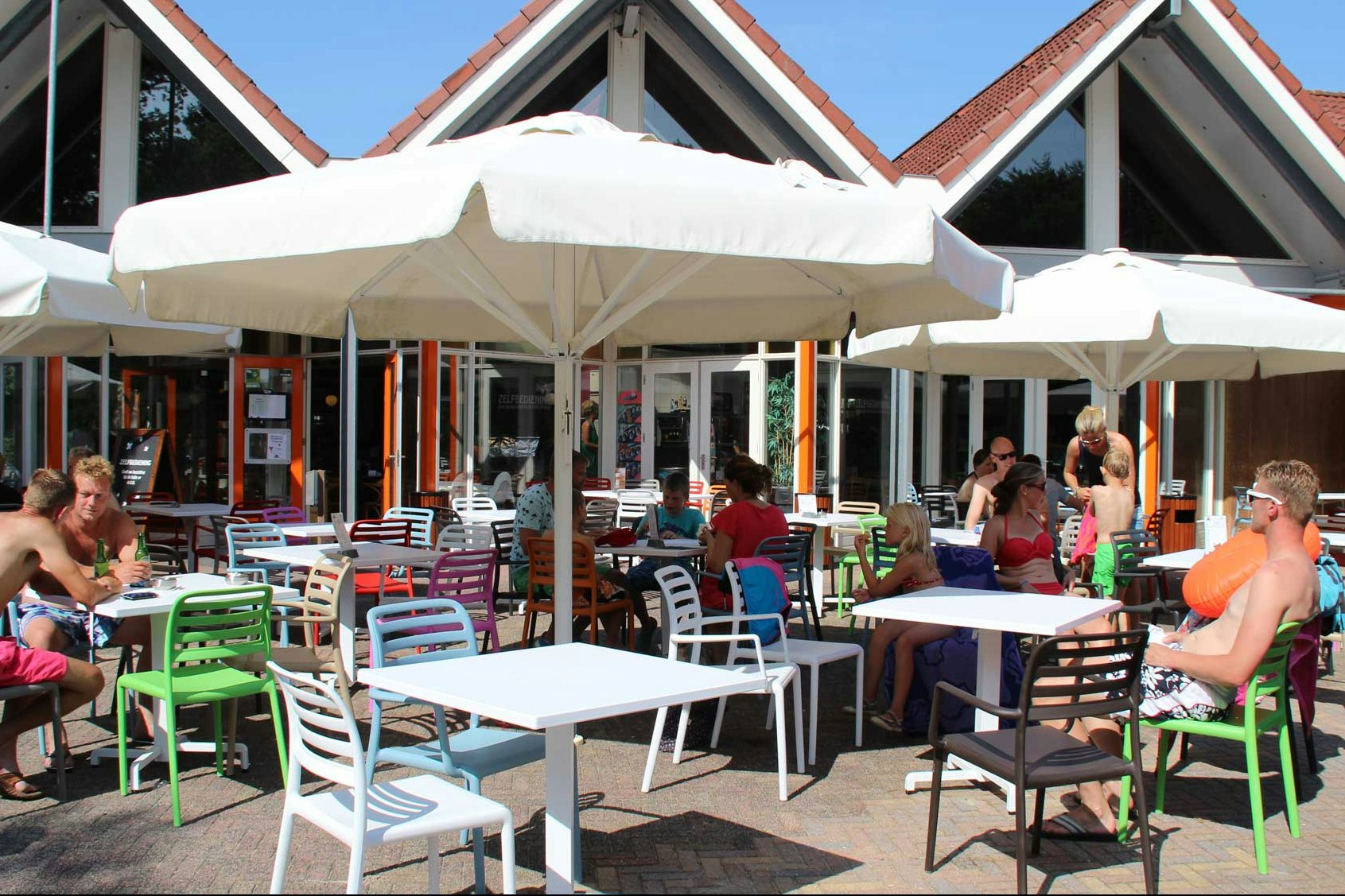 Molecaten Park 't Hout  -  Camper auf der Terrasse vom Restaurant auf dem Campingplatz
