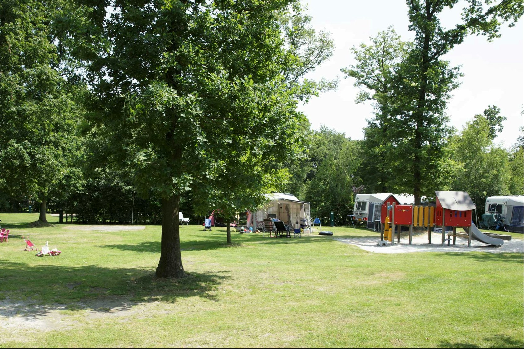 Molecaten Park 't Hout  - Spielplatz auf dem Stellplatz vom Campingplatz auf grüner Wiese