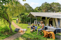 Molecaten Park Waterbos  -  Camper Familie auf dem Stellplatz vom Campingplatz im Grünen