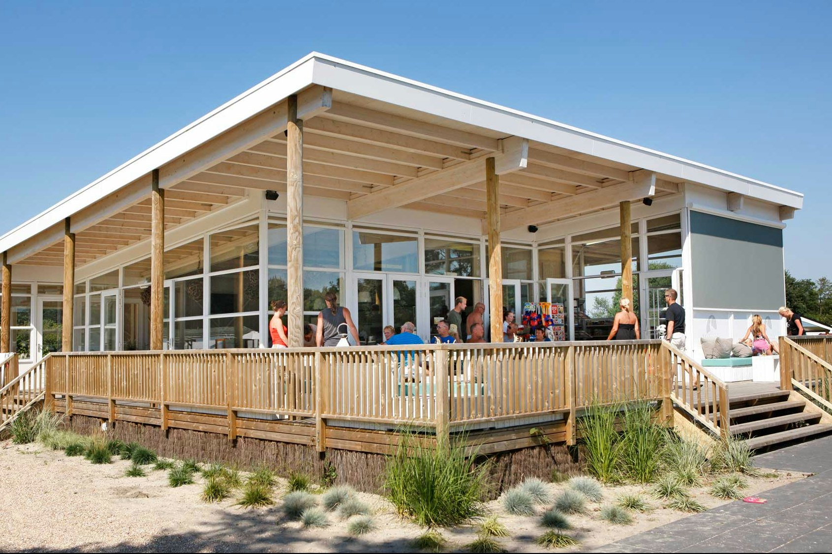 Molecaten Park Waterbos  -  Camper auf der Terrasse vom Restaurant auf dem Campingplatz