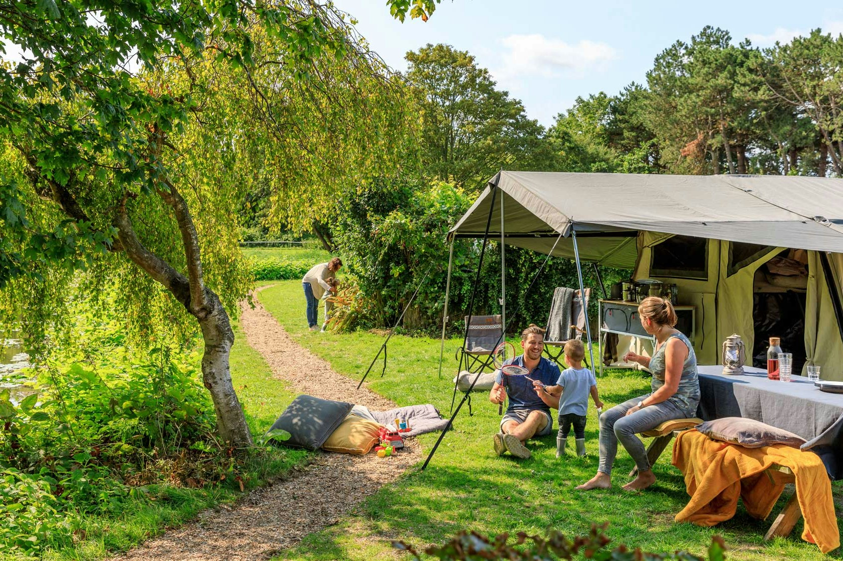 Molecaten Park Waterbos - Camper sitzen vor ihrem Standplatz im Grünen