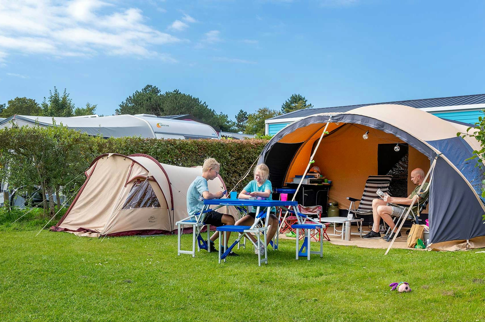 Molecaten Park Waterbos - Camper sitzen vor ihren Zelten auf dem Campingplatz