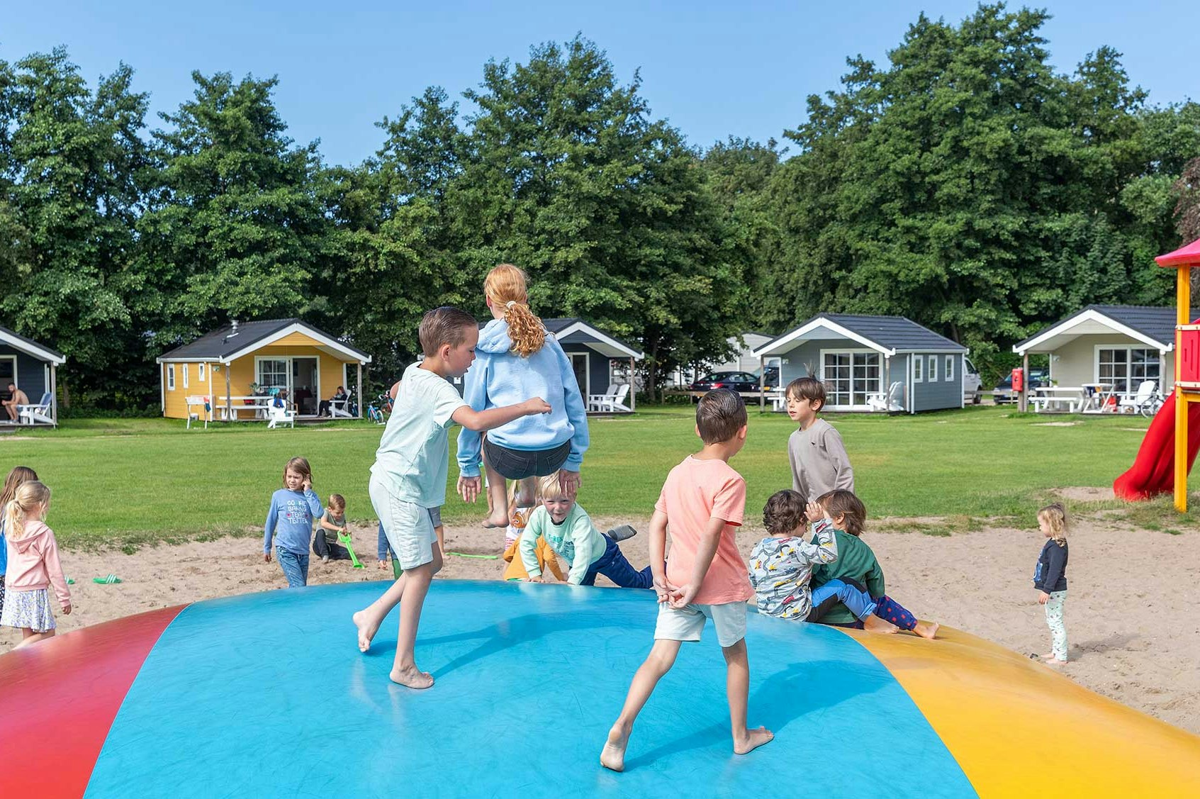 Molecaten Park Waterbos - Kinder springen auf dem Lufttrampolin des Campingplatzes