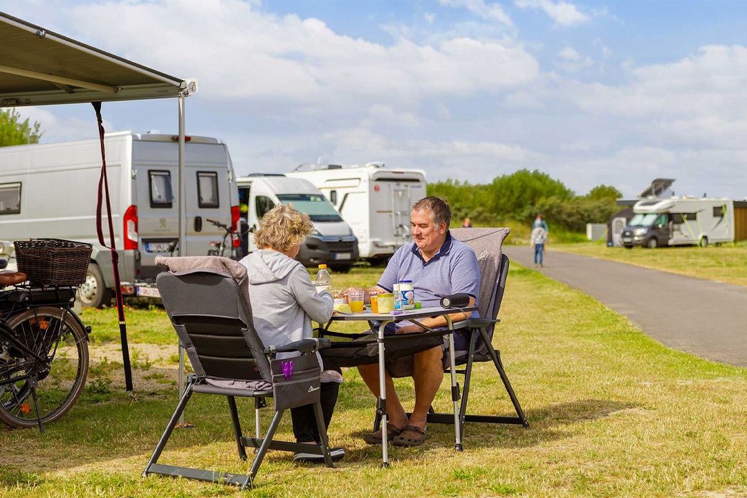 Molecaten Park Waterdunen - Camper frühstücken gemeinsam auf ihrem Standplatz