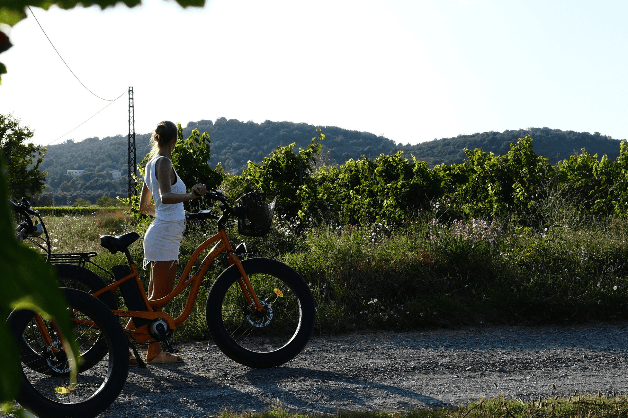 Camping Rives d'Arc - Camperin macht eine Fahrradtour in der Umgebung des Campingplatzes