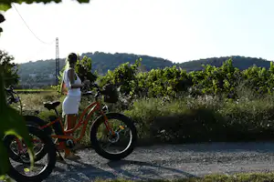 Camping Rives d'Arc - Camperin macht eine Fahrradtour in der Umgebung des Campingplatzes