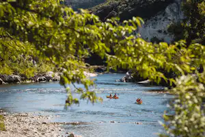 Camping Rives d'Arc - Kanufahren auf dem Fluss als Freizeitaktivität