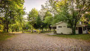Mondim Bastos Parque de Campismo Mondim de Basto - Gebäude des Campingplatzes zwischen Bäumen an einer Straße